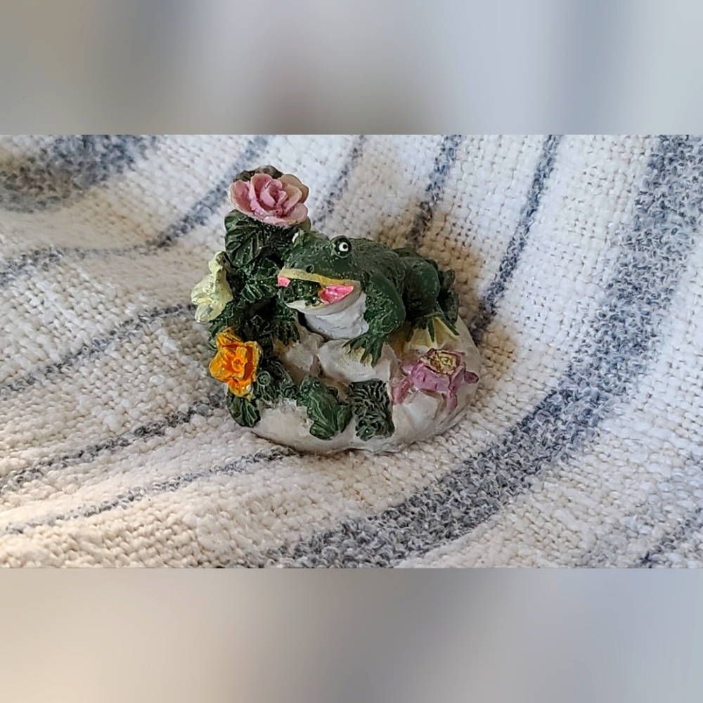 Vintage  Frog Figurine